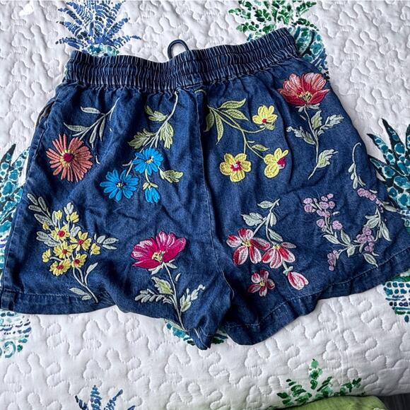 Johnny Was Floral Embroidered Denim Shorts Small - Picture 2 of 4